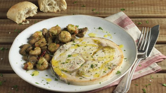 Rodaja de pez espada con champiñones y gambas al ajillo