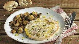 Rodaja de pez espada con champiñones y gambas al ajillo