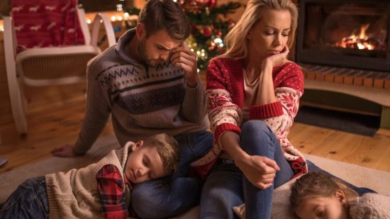 niña saltando en la cama en navidad