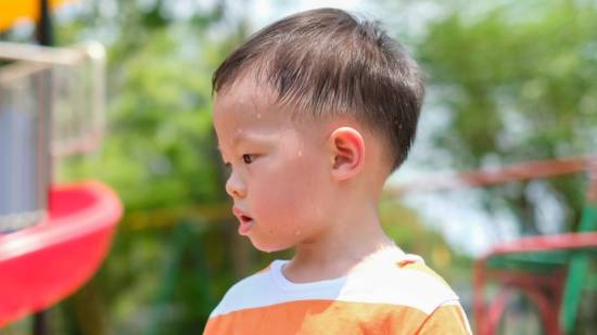 Hiperhidrosis y bromhidrosis, cuando el niño suda en exceso y con mal olor