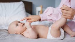 Por qué es peligroso dar tirones en el prepucio de tu hijo al limpiarle