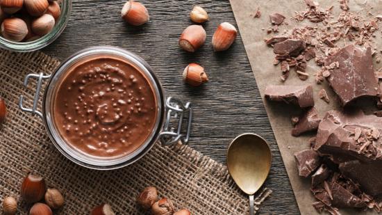 Cómo hacer una crema de cacao y avellanas para niños (más saludable)