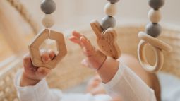 Las manitas del bebé son su primer juguete: cómo jugar con ellas