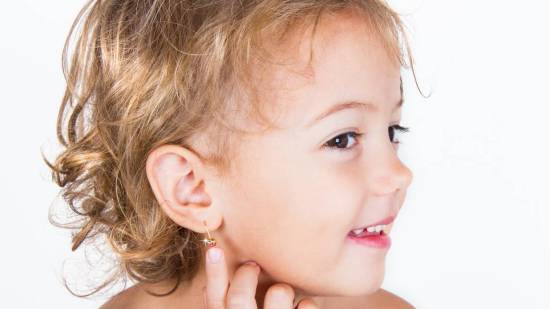 Todo lo que debes tener en cuenta para decidir si poner pendientes a tu hija
