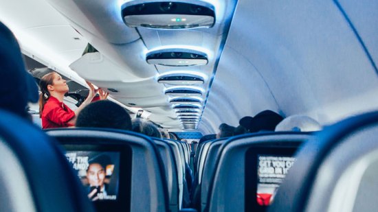 Expulsan a una familia de una avión porque su hija tuvo una rabieta