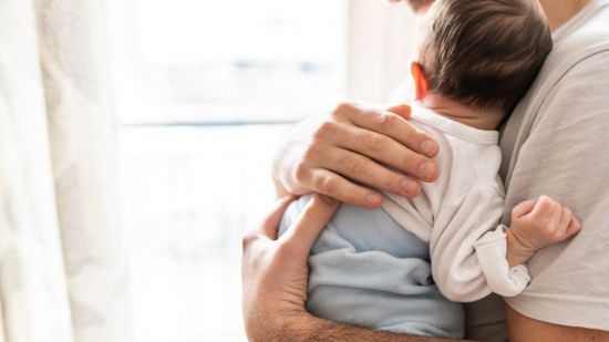 padre con bebé