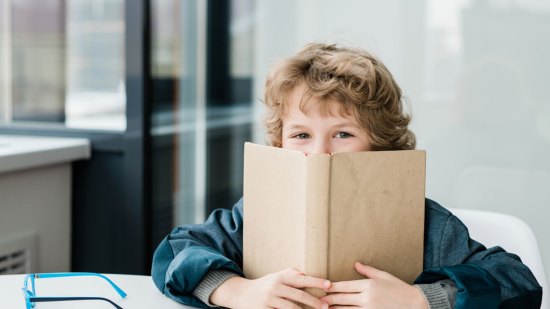 niño estudiando
