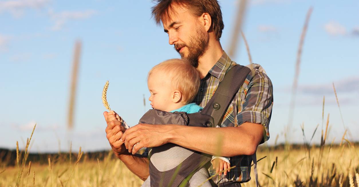 Por qué nunca deberías portear a tu hijo mirando hacia delante