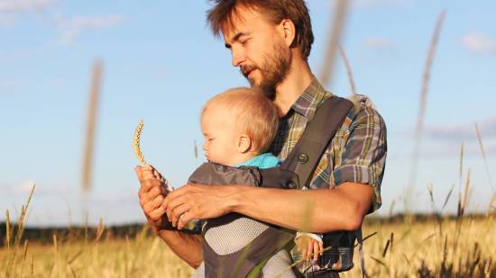 Por qué nunca deberías portear a tu hijo mirando hacia delante