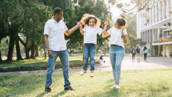 ¿Es bueno que mi hijo se salte clases puntualmente por hacer planes con sus padres?