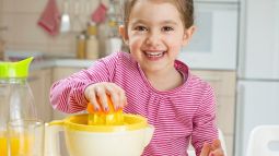 Los zumos de frutas (incluso naturales) pueden provocar caries a tu hijo