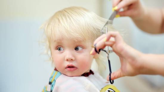 Trucos para llevar a tu hijo a la peluquería por primera vez