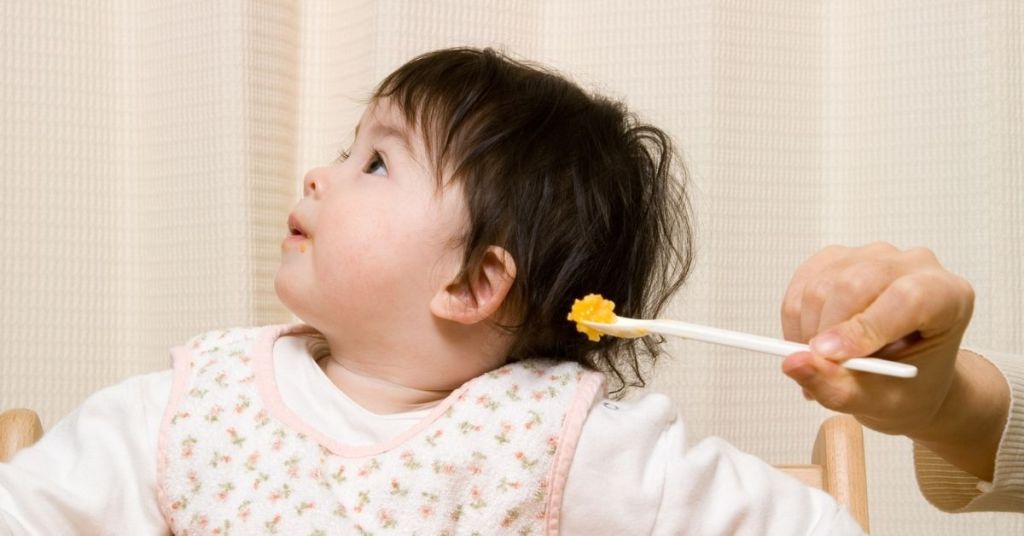 ¿Qué hacer para que el bebé deje de rechazar la comida?