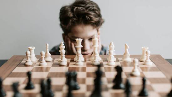Por qué es bueno para tus hijos jugar al ajedrez