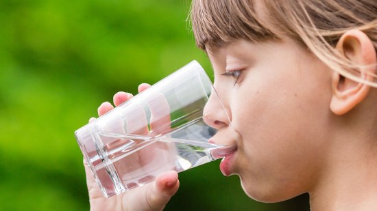 niña bebiendo agua