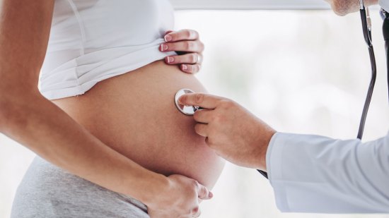 ¿Qué siente el bebé en el seno materno?