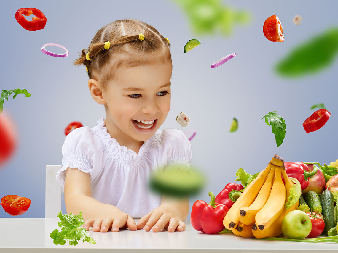niña rodeada de verduras