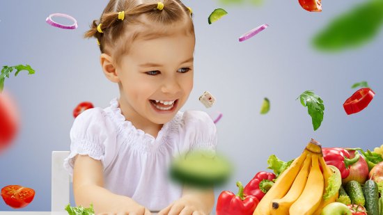 niña rodeada de verduras