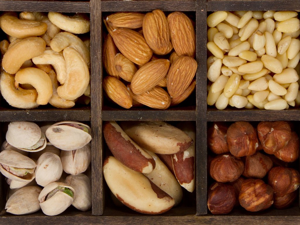 Frutos secos en una bandeja de madera