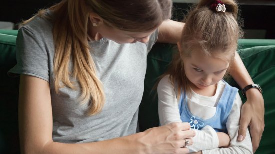 niña enfadada control de agresividad