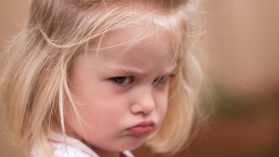 niña enfadada control de agresividad