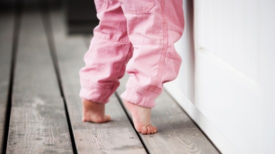 Mi hijo anda de puntillas: ¿me debo preocupar?