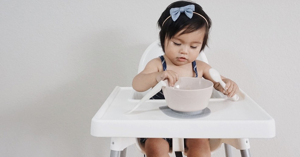 Platos y cucharas para iniciar a tus hijos en la alimentación complementaria