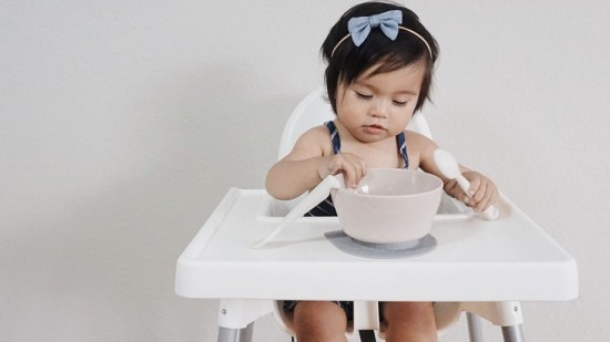 Platos y cucharas para iniciar a tus hijos en la alimentación complementaria