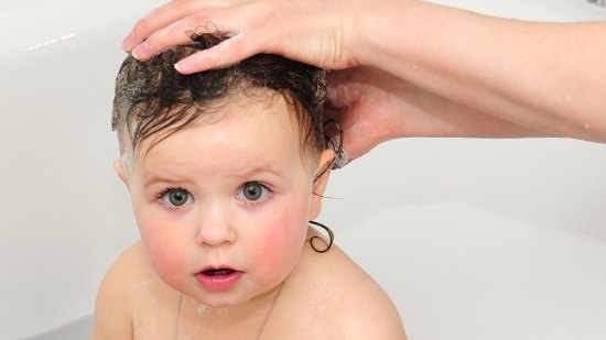 Trucos para lavar la cabeza al niño sin lágrimas