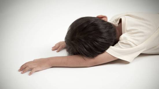 Cómo es la posición lateral de seguridad en los niños