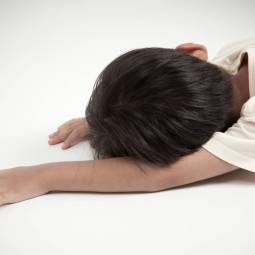 Cómo es la posición lateral de seguridad en los niños