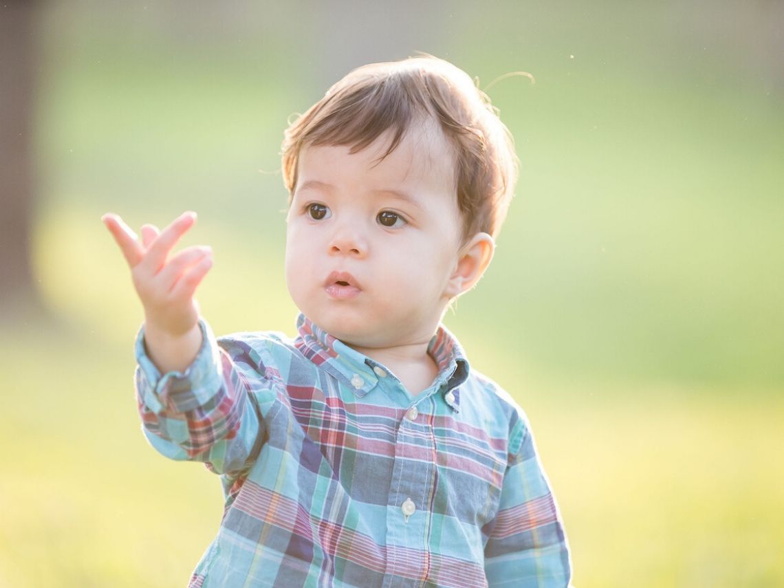 bebé haciendo lengua de signos