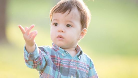 bebé haciendo lengua de signos