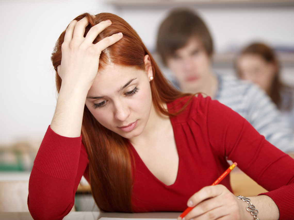 adolescente haciendo exámen