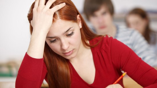 adolescente haciendo exámen
