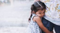Tímido o introvertido, ¿cómo saber si mi hijo lo es y qué diferencias hay?