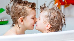 Niños en la bañera
