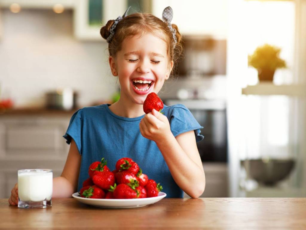 Niña comiendo fresas - Imagen: iStock
