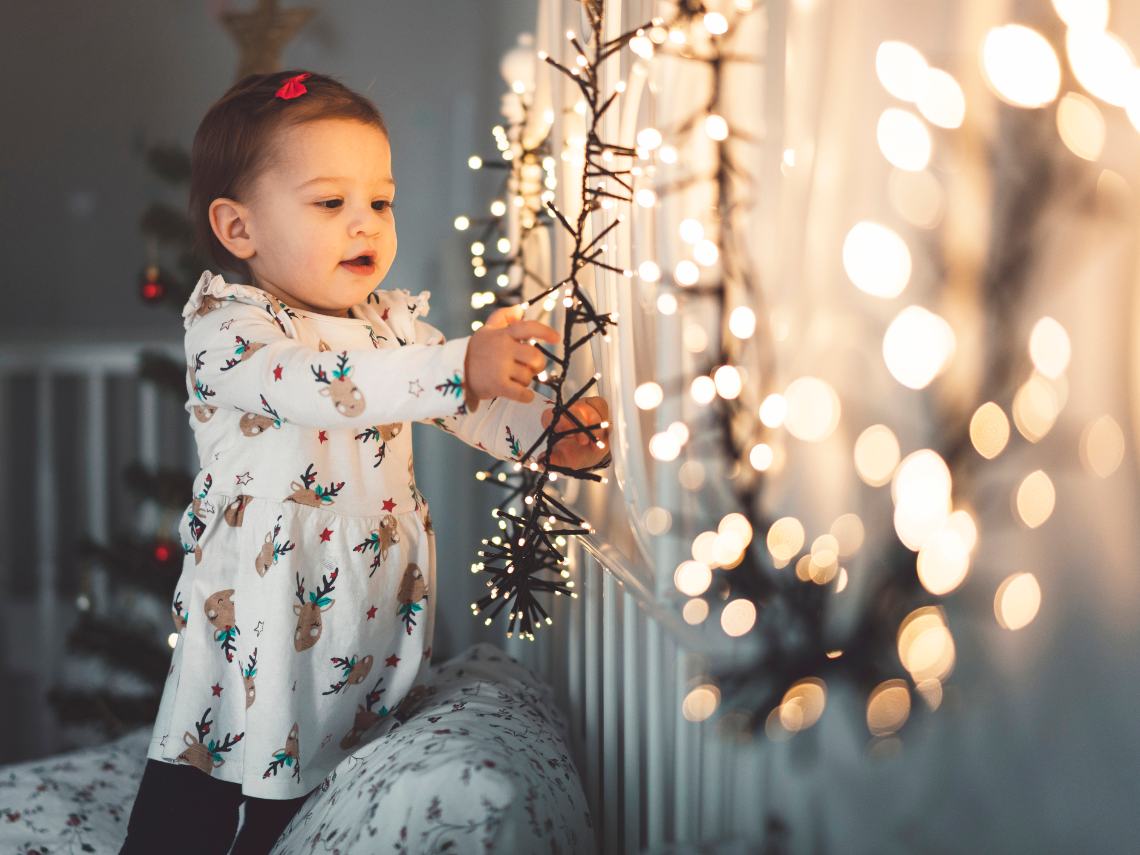 Cómo elegir, instalar y almacenar luces navideñas de forma segura con niños en casa