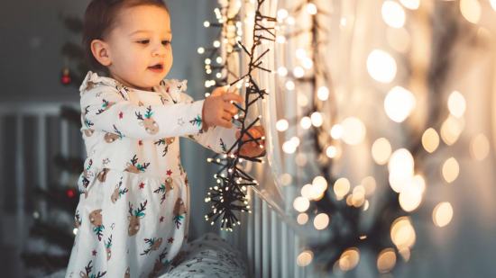 Cómo elegir, instalar y almacenar luces navideñas de forma segura con niños en casa