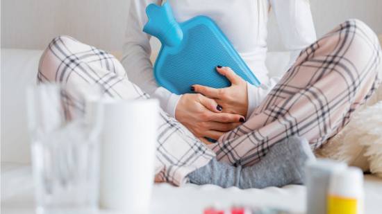 La aplicación de calor y otros remedios es útil contra el dolor menstrual