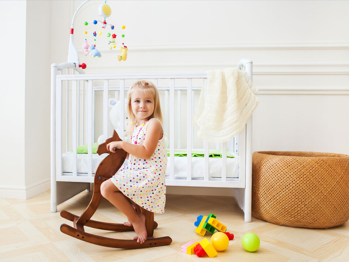 niña en habitación ordenada