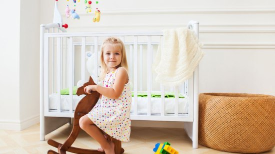 niña en habitación ordenada
