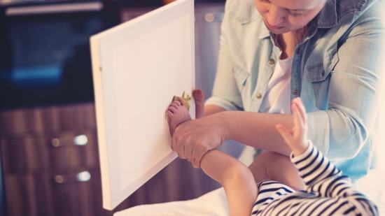 Cómo hacer un adorno navideño con la huella de la mano del bebé