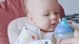 Bebé con vaso de agua