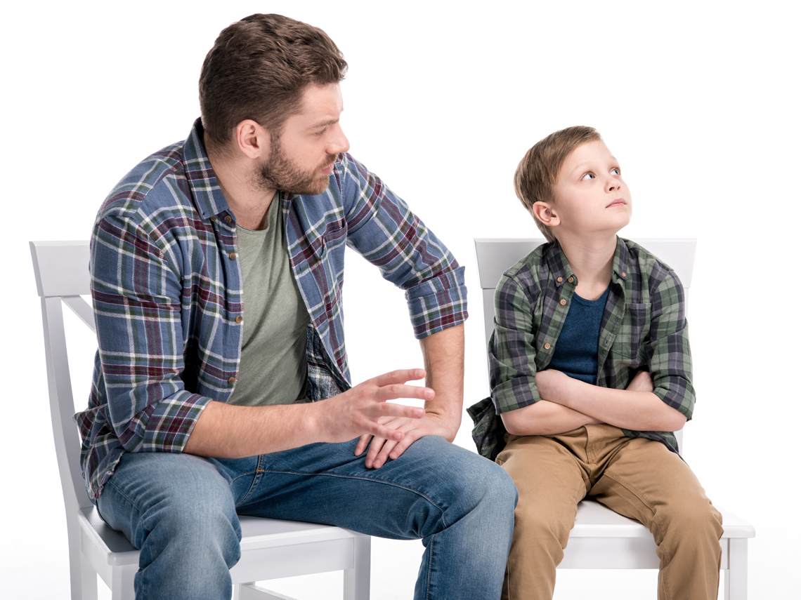 Un padre y su hijo tienen una charla