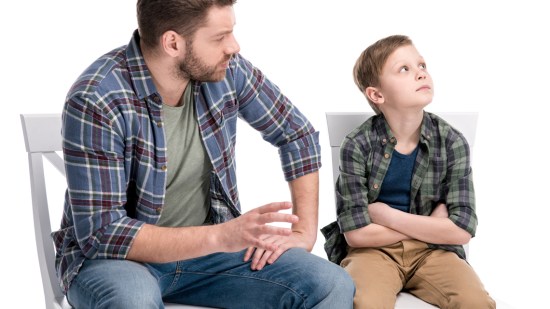 Un padre y su hijo tienen una charla