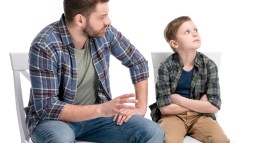 Un padre y su hijo tienen una charla