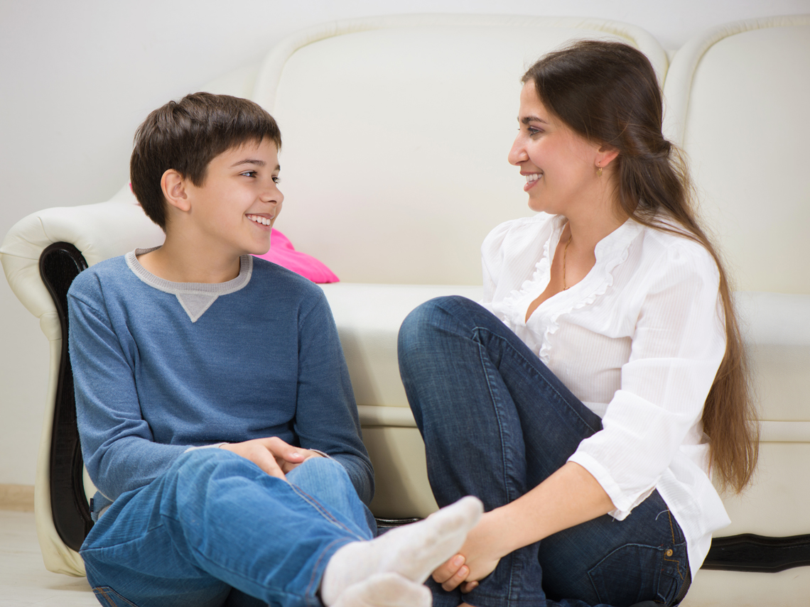 Madre e hijo hablando