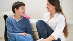 Madre e hijo hablando